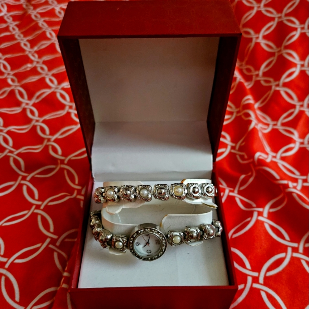 ⚠️Free bundle item- In box watch & bracelet matching combo